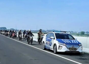 Ratusan Pemotor Lewat Tol dari Bekasi hingga Jakut Imbas Banjir