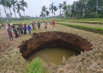 Viral Warga Antre Ambil Air Sinkhole Situjuah, Pakar Ungkap Hal yang Sebenarnya