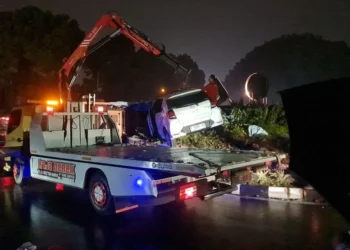 Mobil Tersangkut di Taman Kampus UPI Bandung, Diduga Pengemudi Baru Belajar